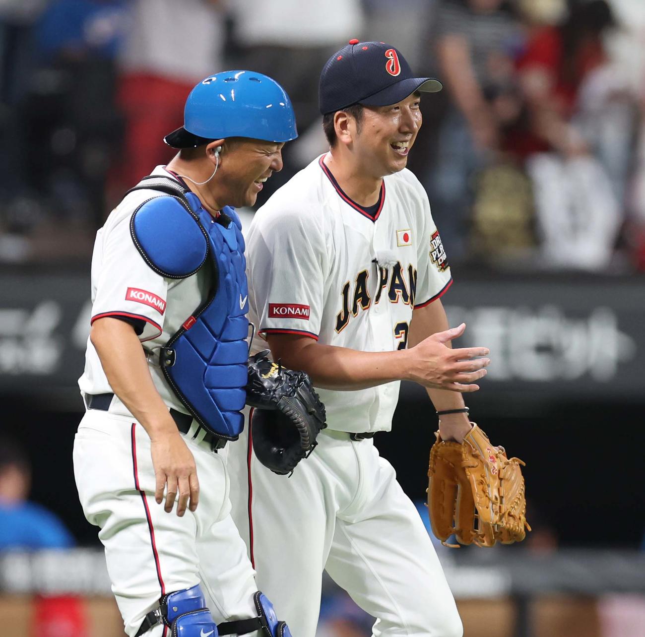 日韓ドリームプレーヤーズゲーム　日本対韓国　試合後、笑顔の谷繁氏（左）と藤川氏（撮影・黒川智章）