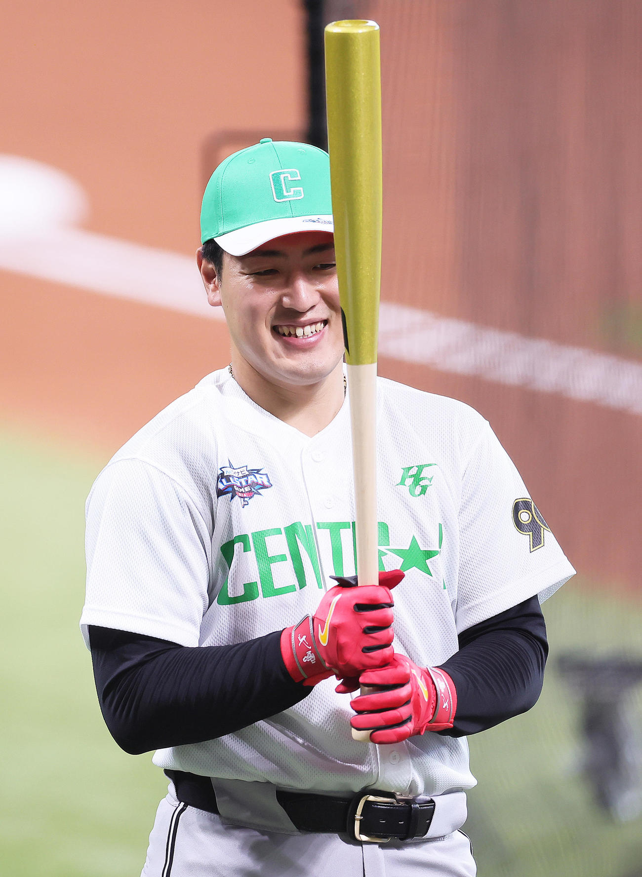 試合前、笑顔を見せる巨人岡本和（撮影・足立雅史）
