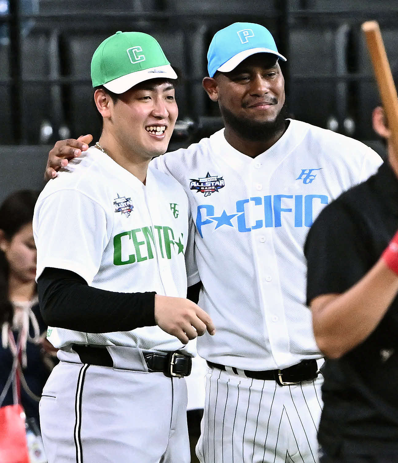 全パ対全セ　試合前練習で記念撮影する巨人岡本和（左）とロッテ・メルセデス（撮影・滝沢徹郎）