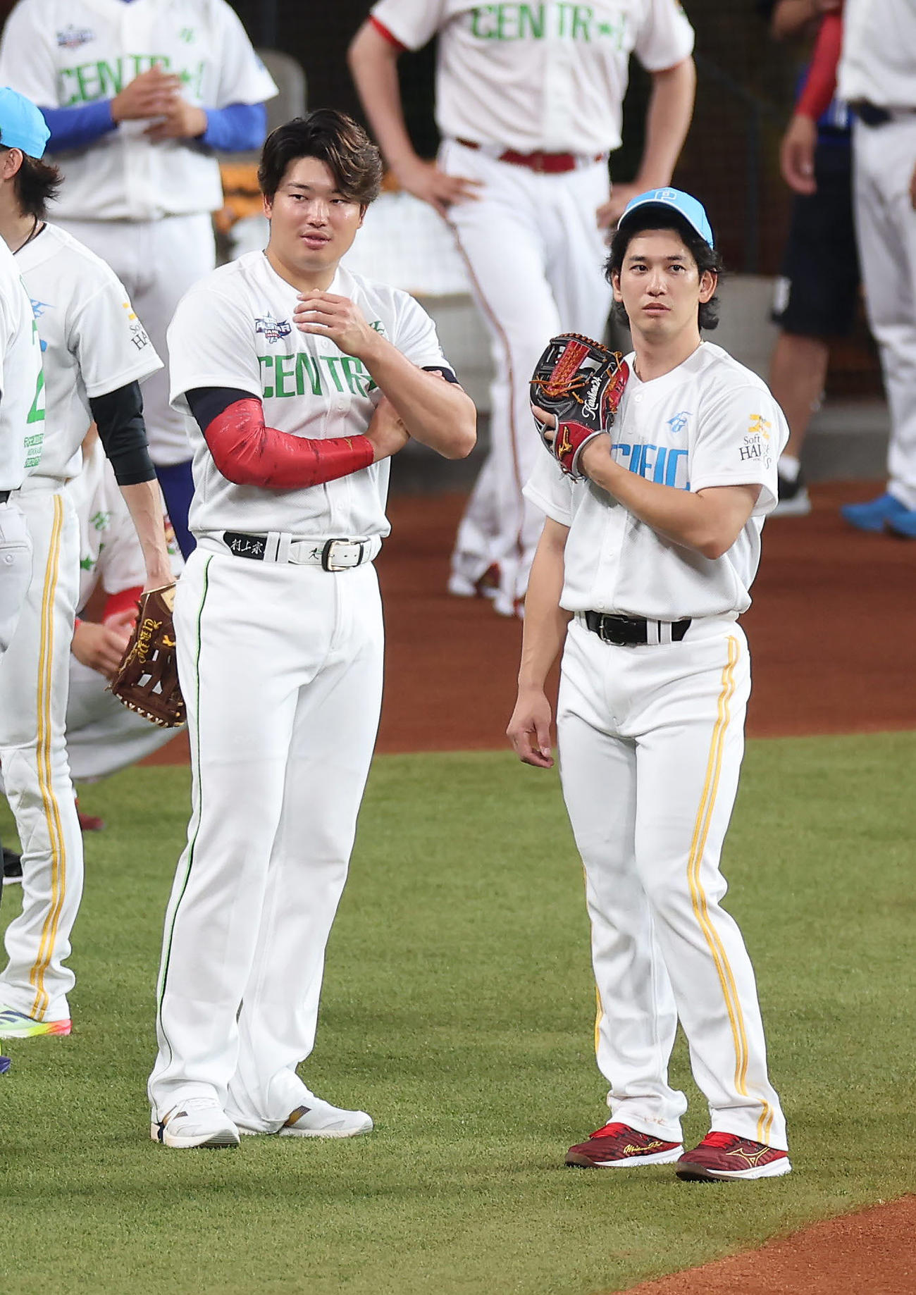 全パ対全セ　試合前練習で言葉を交わすヤクルト村上（左）とソフトバンク栗原（撮影・前田充）