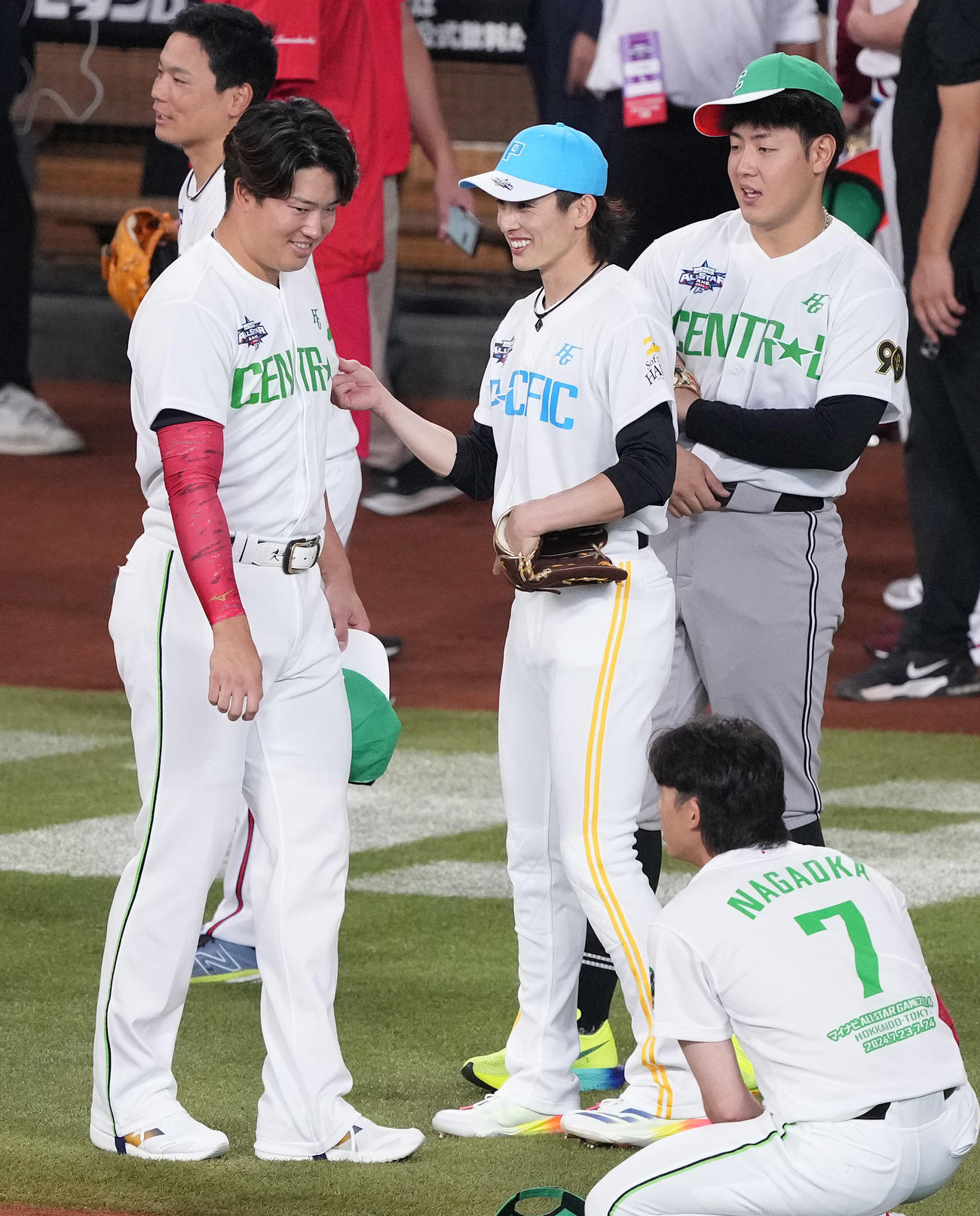 全パ対全セ　試合前、談笑するヤクルト村上（左手前）、ソフトバンク周東（中央）、巨人岡本和（右）（撮影・鈴木みどり）