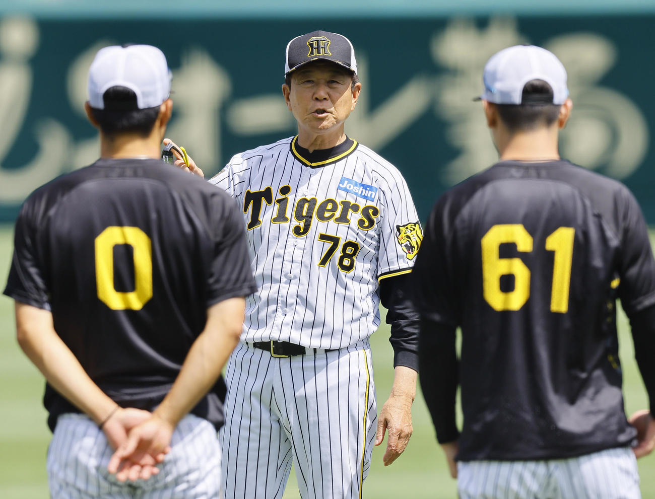 練習前の円陣で話をする阪神平田ヘッドコーチ（撮影・藤尾明華）