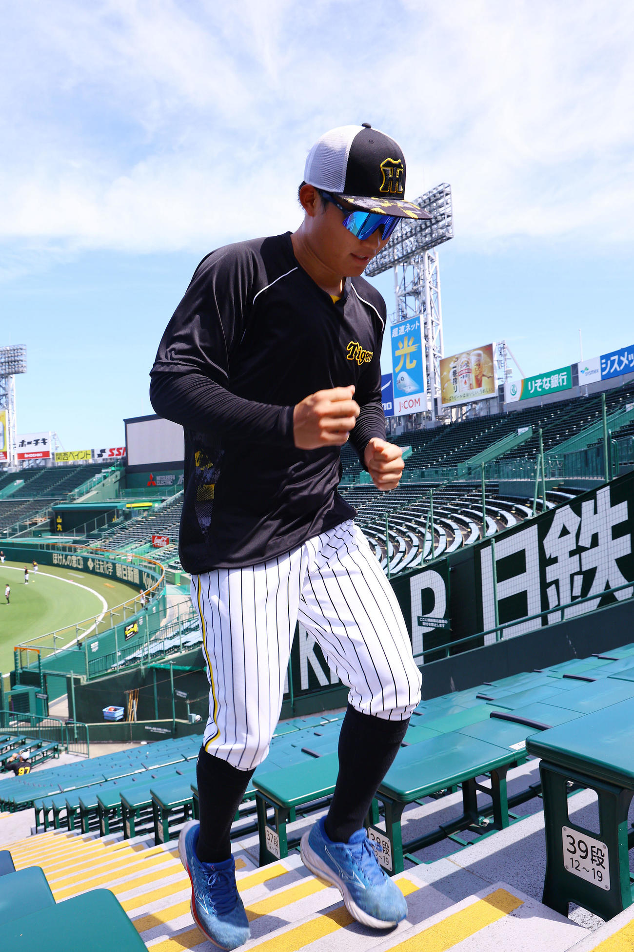 トレーニングで階段ダッシュする阪神森下（撮影・藤尾明華）