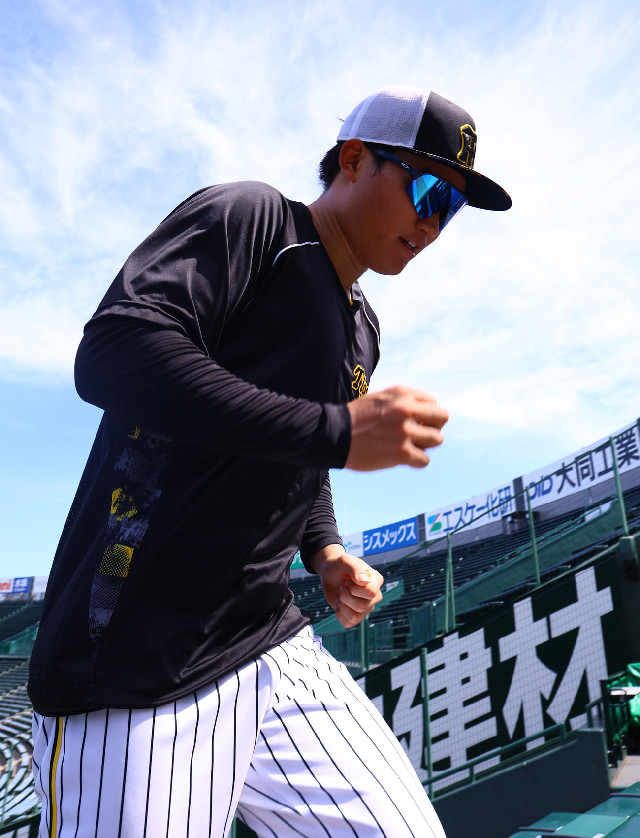 トレーニングで階段ダッシュする阪神森下（撮影・藤尾明華）