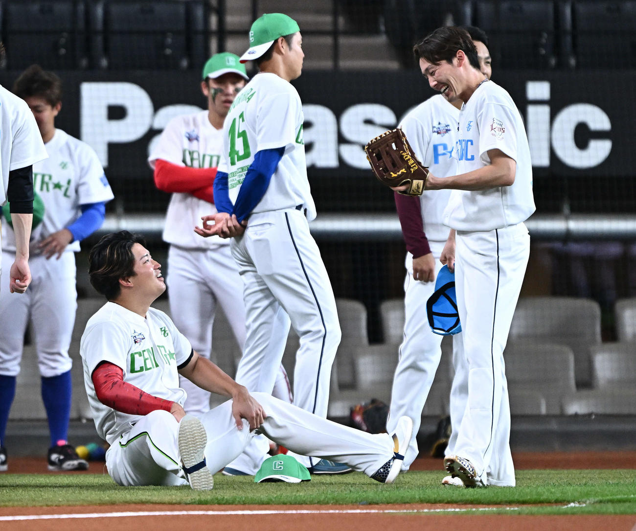 全パ対全セ　試合前練習で談笑するヤクルト村上（左手前）と西武源田（撮影・滝沢徹郎）