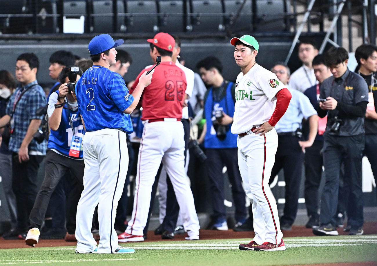 全パ対全セ　試合前練習でDeNA牧（左）は広島板倉にカメラを向ける（撮影・滝沢徹郎）