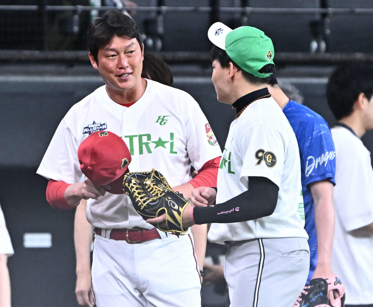 全パ対全セ　試合前練習で談笑する広島新井コーチ（左）と巨人丸（撮影・滝沢徹郎）