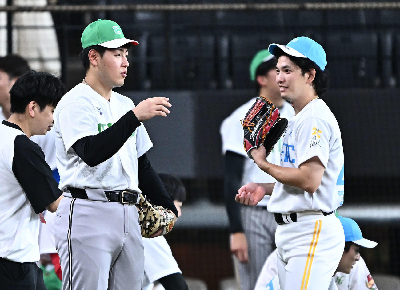 全パ対全セ　試合前練習で談笑する巨人岡本和（左）とソフトバンク栗原（撮影・滝沢徹郎）