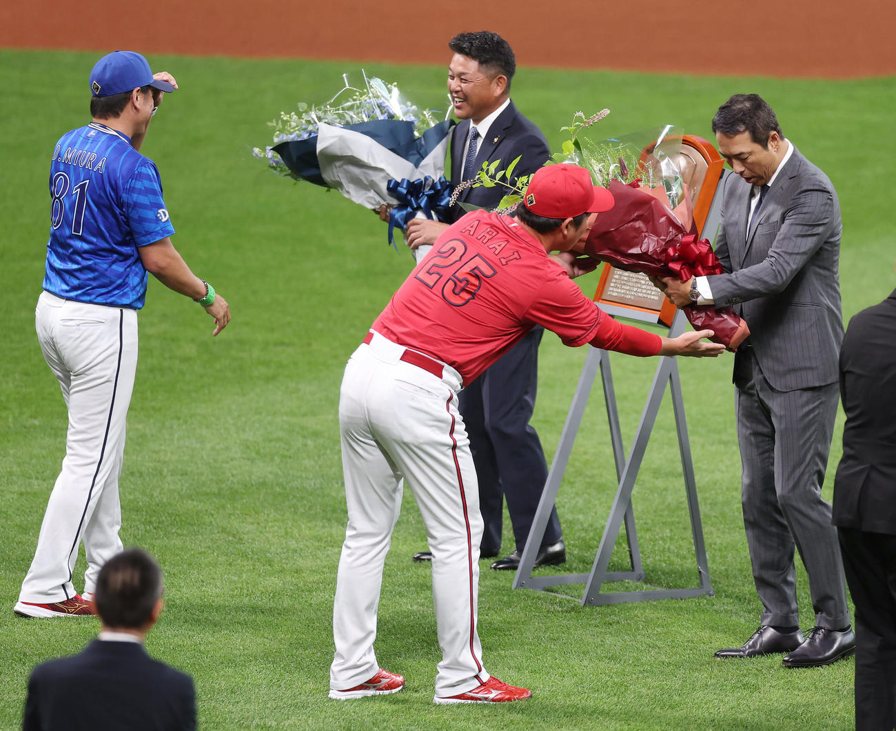 全パ対全セ　試合前、野球殿堂入りの表彰でDeNA三浦監督（左）と広島新井監督（手前）から花束を受け取る谷繁元信氏（中央）と黒田博樹氏（撮影・前田充）