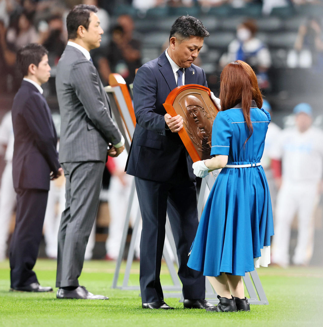全パ対全セ　野球殿堂入り表彰でレリーフを手にする谷繁氏（撮影・加藤哉）