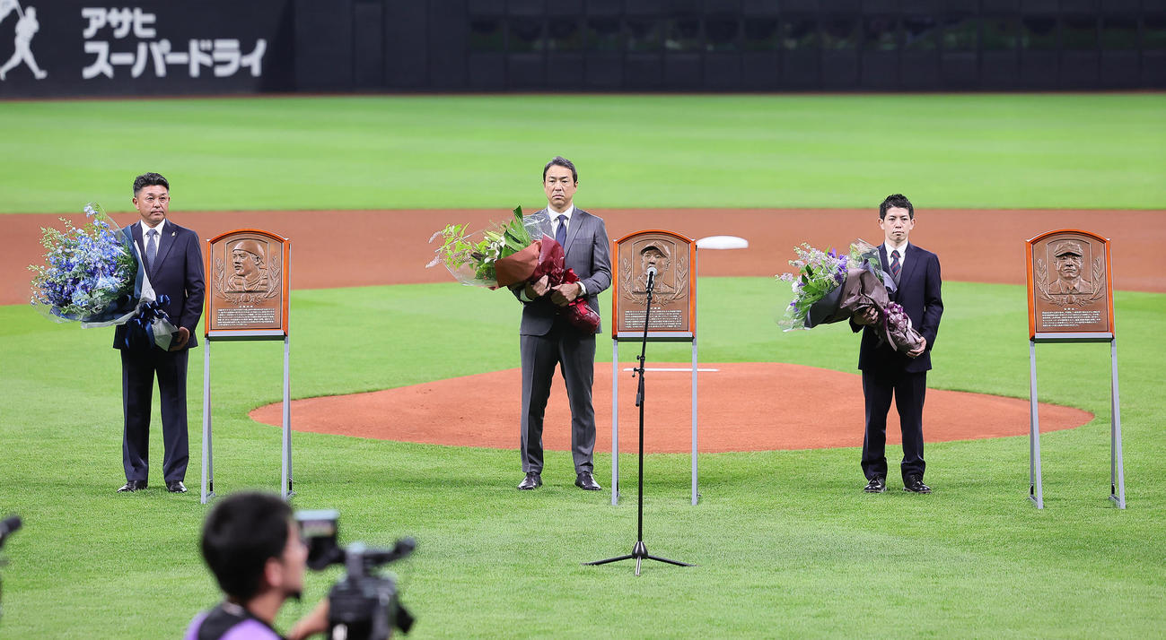 試合前、野球殿堂入り表彰を受ける、左から谷繁氏、黒田氏、故谷村氏のご子息（撮影・足立雅史）