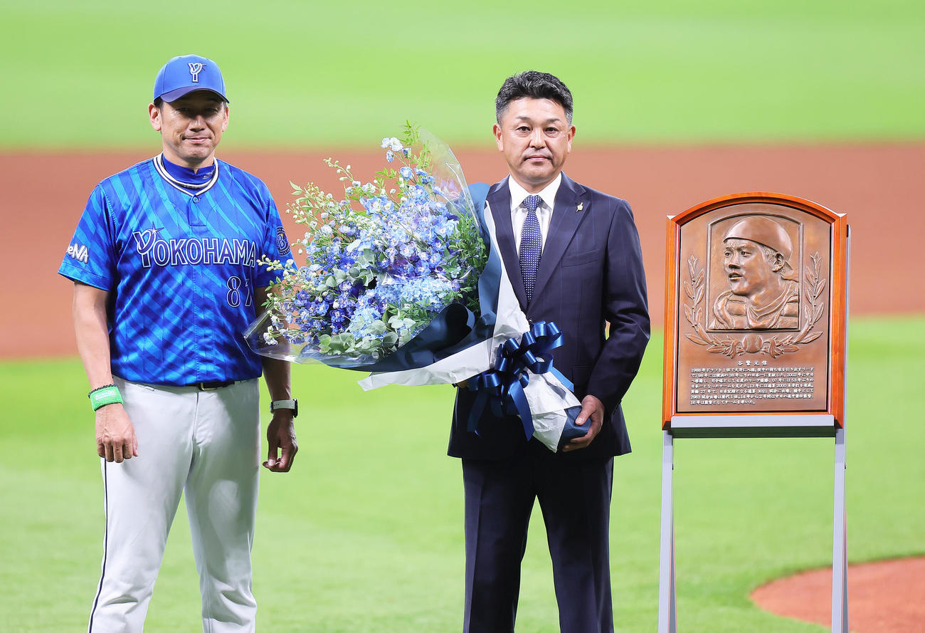 試合前、野球殿堂入り表彰を受けた谷繁氏（右）はDeNA三浦監督から花束を受け取る（撮影・足立雅史）