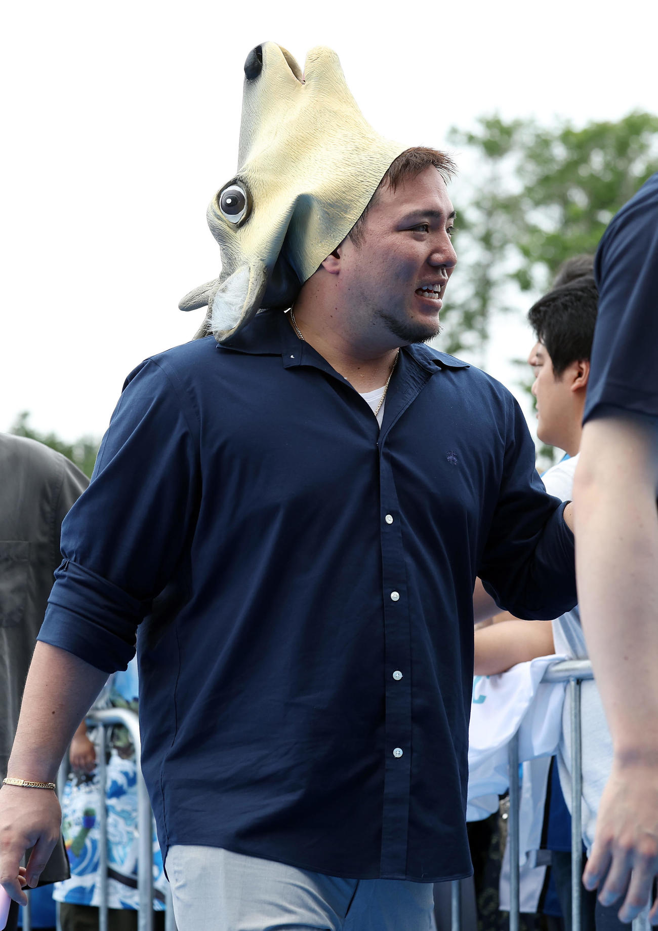 全パ対全セ　試合前のブルーカーペットショーに臨むソフトバンク山川（撮影・前田充）