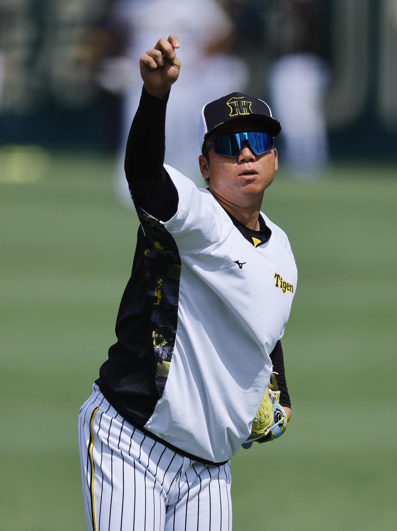 キャッチボールで調整する阪神村上（撮影・藤尾明華）