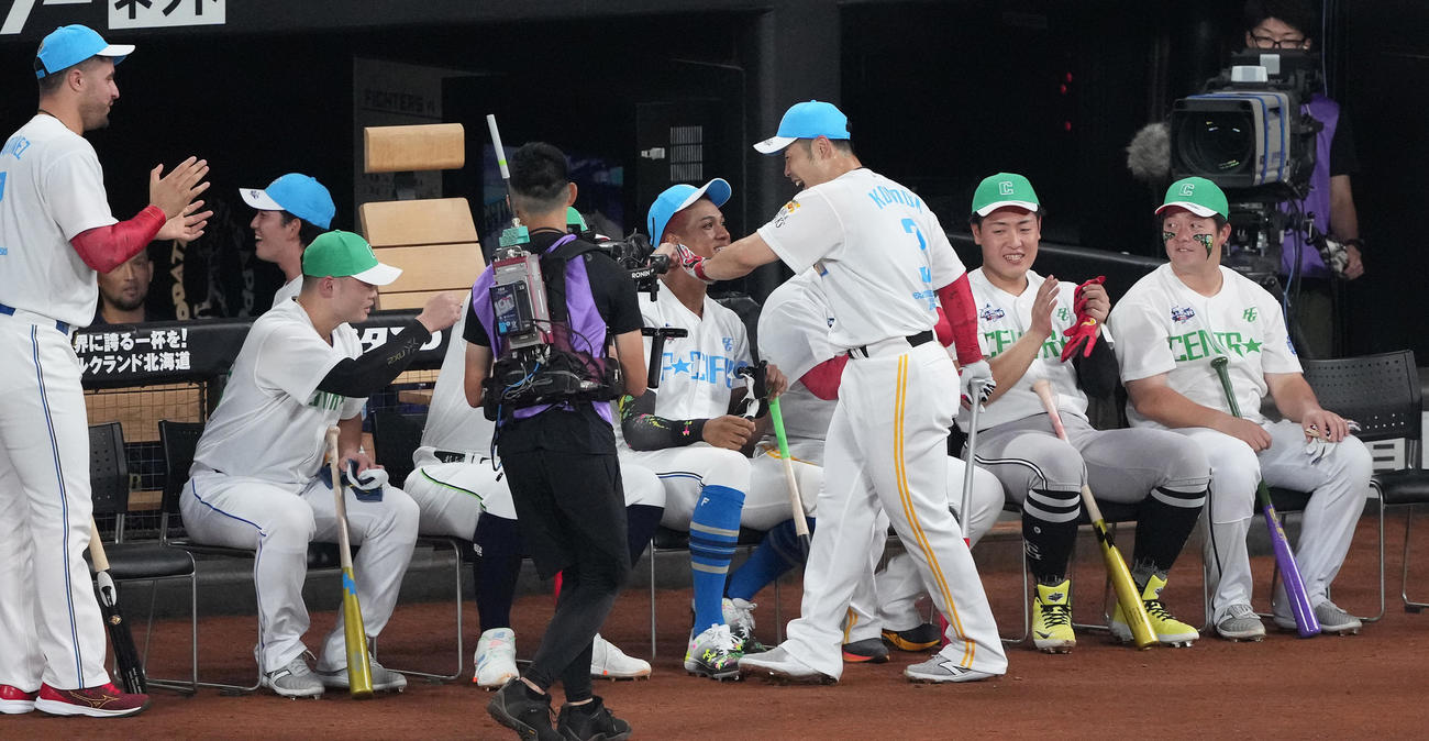 全パ対全セ　ホームランダービーで決勝進出を決めたソフトバンク近藤（中央）は岡本和（右から2人目）らとハイタッチ（撮影・鈴木みどり）