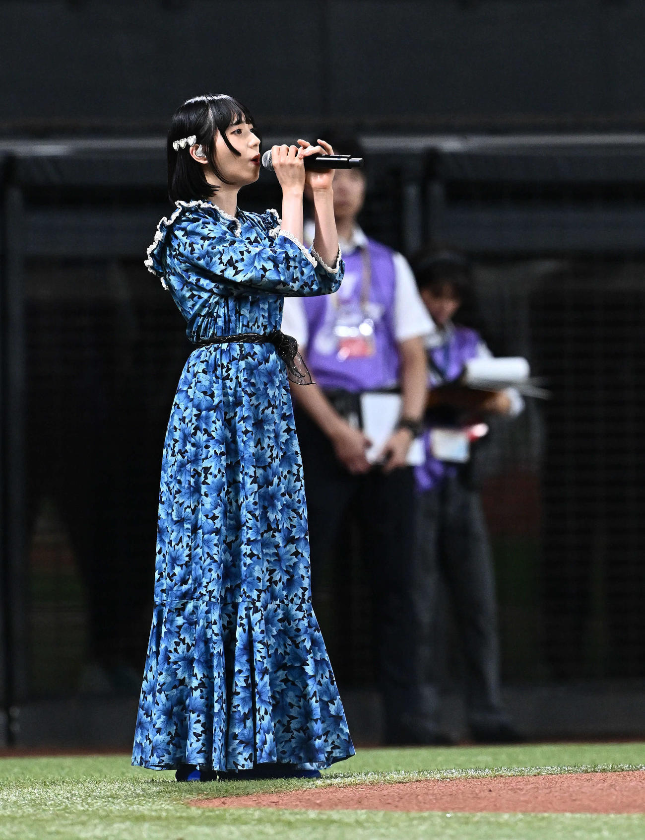 全パ対全セ　試合前に君が代を独唱するアユニ・D（撮影・滝沢徹郎）