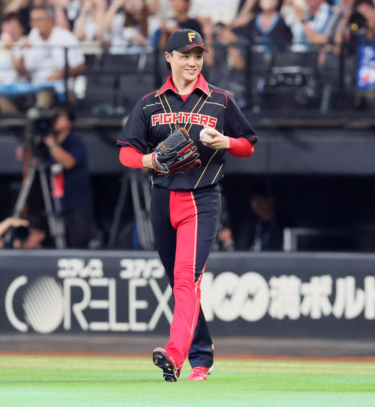 全パ対全セ　赤と黒のユニホームでマウンドへ向かう山崎（撮影・加藤哉）