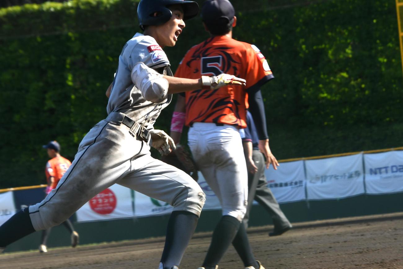 準決勝の5回に右越え打を放った関メディ学院・小西は一気に本塁に突入した
