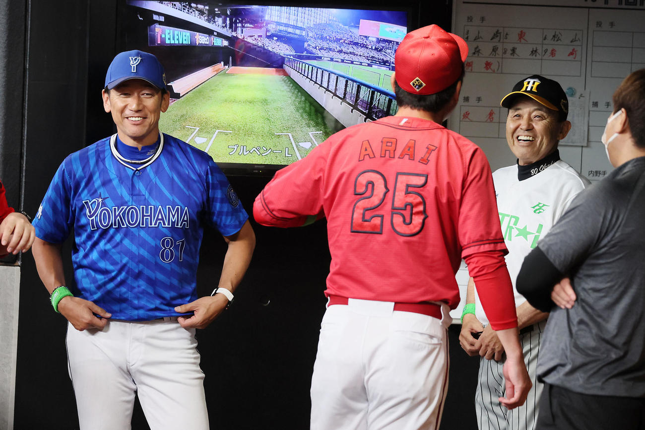 全パ対全セ　ベンチで談笑する三浦コーチ（左）、新井コーチ、岡田監督（撮影・加藤哉）
