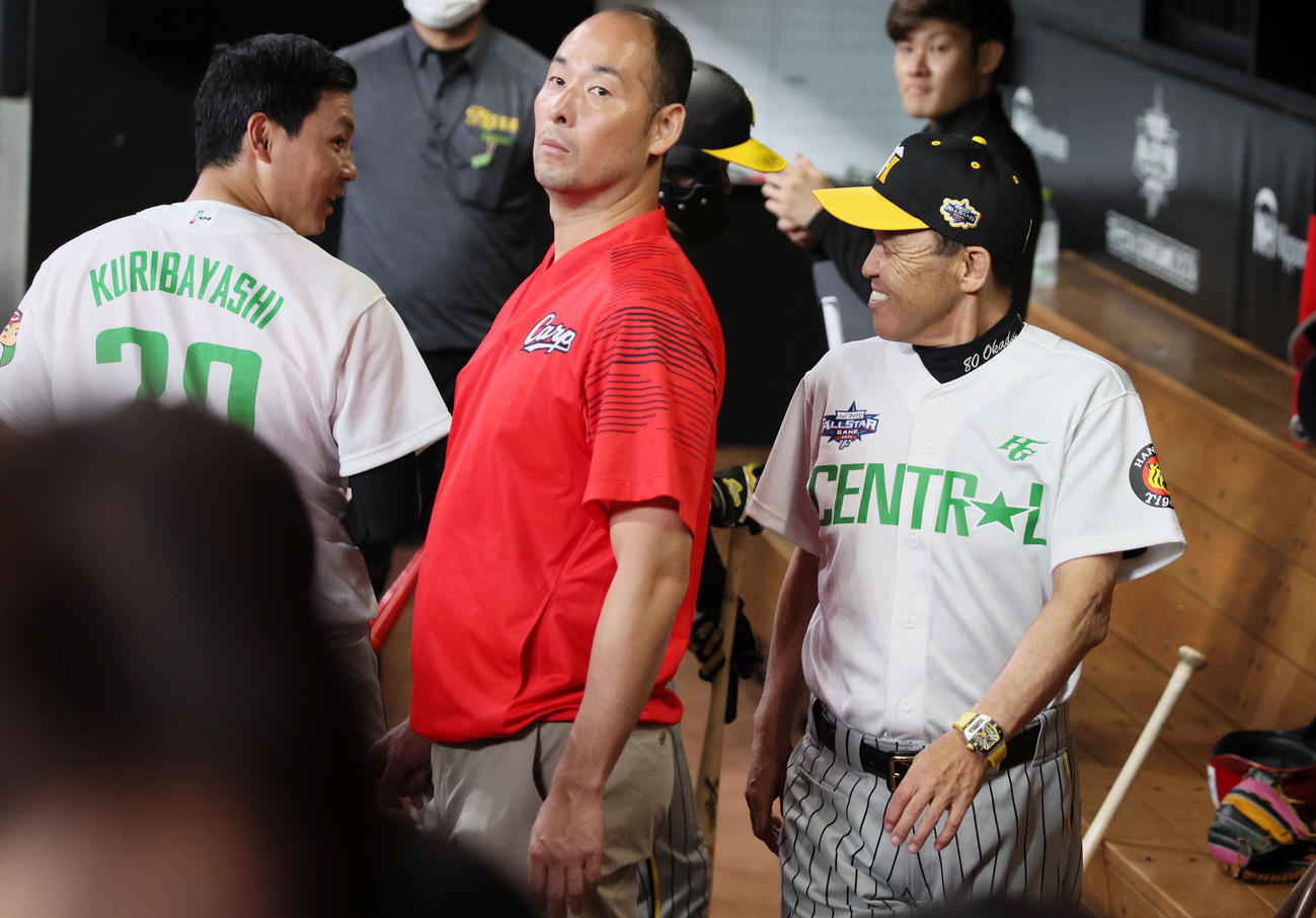 全パ対全セ　ベンチで栗林（左）と談笑する岡田監督（撮影・加藤哉）