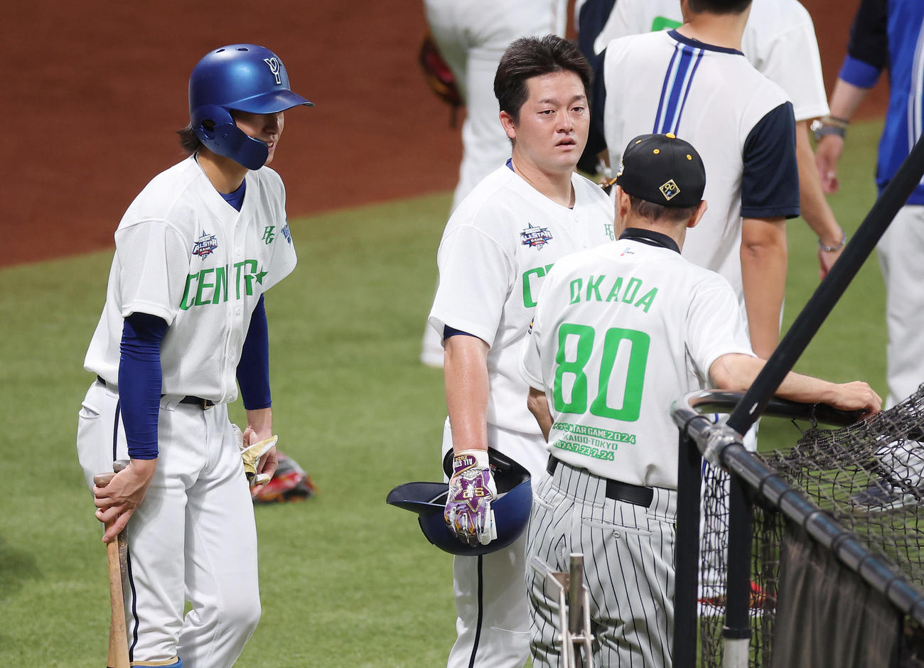 全パ対全セ　試合前練習で言葉を交わす、左からDeNA度会、牧、阪神岡田監督（撮影・前田充）