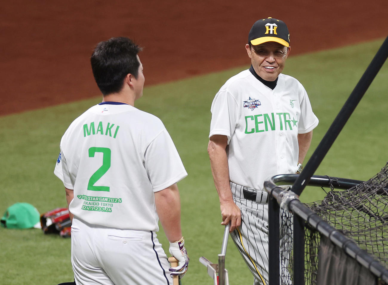 全パ対全セ　試合前練習でDeNA牧（左）と談笑する阪神岡田監督（撮影・前田充）