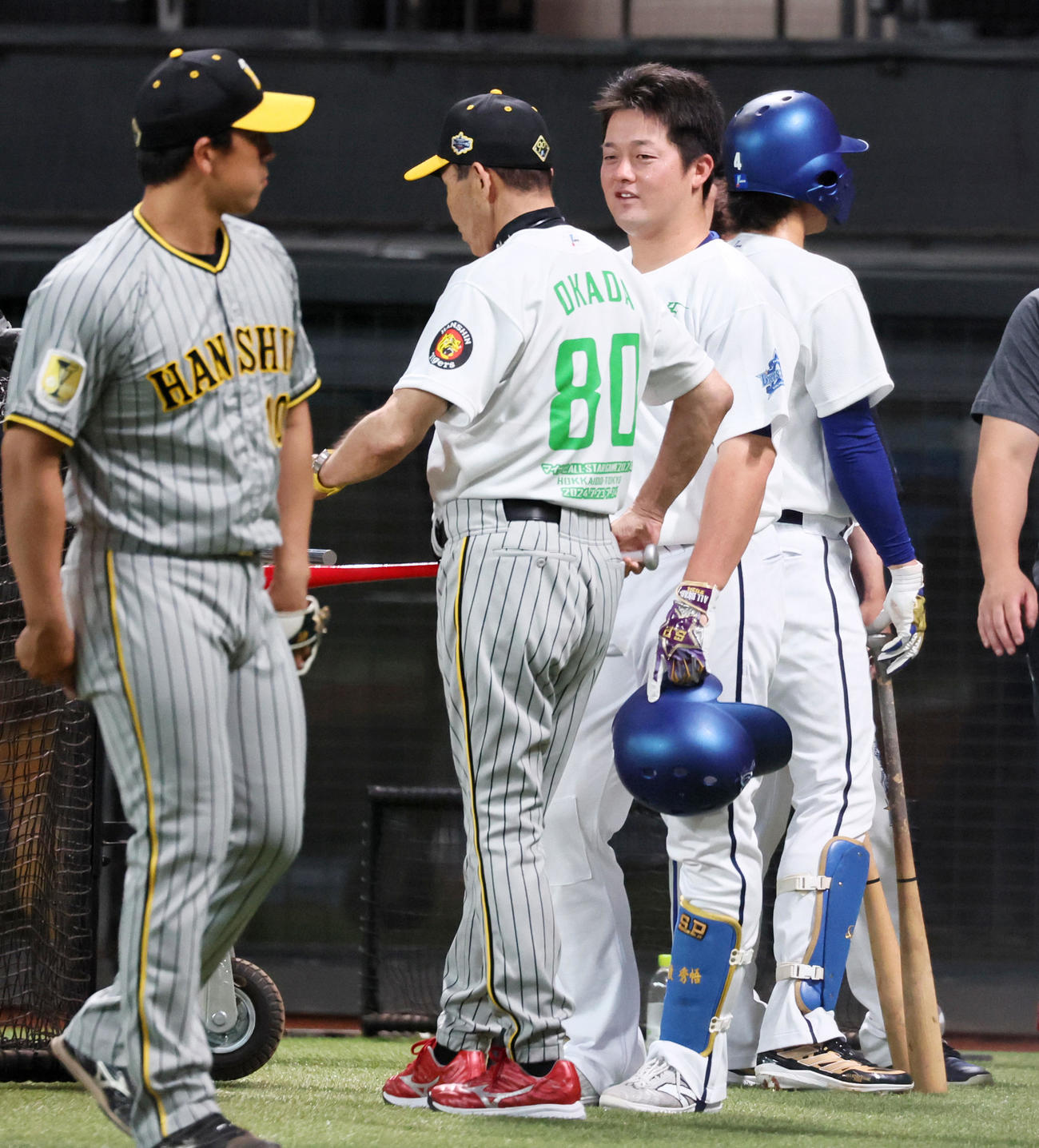 全パ対全セ　牧（左）と話す岡田監督（撮影・加藤哉）