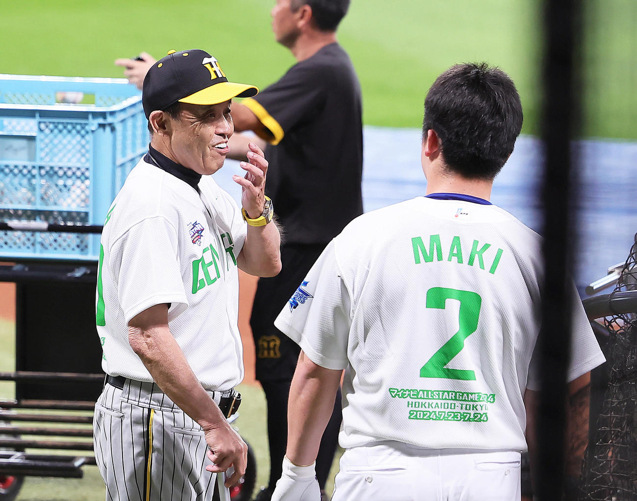 試合前、DeNA牧（右）と笑顔で会話を交わす阪神岡田監督（撮影・足立雅史）