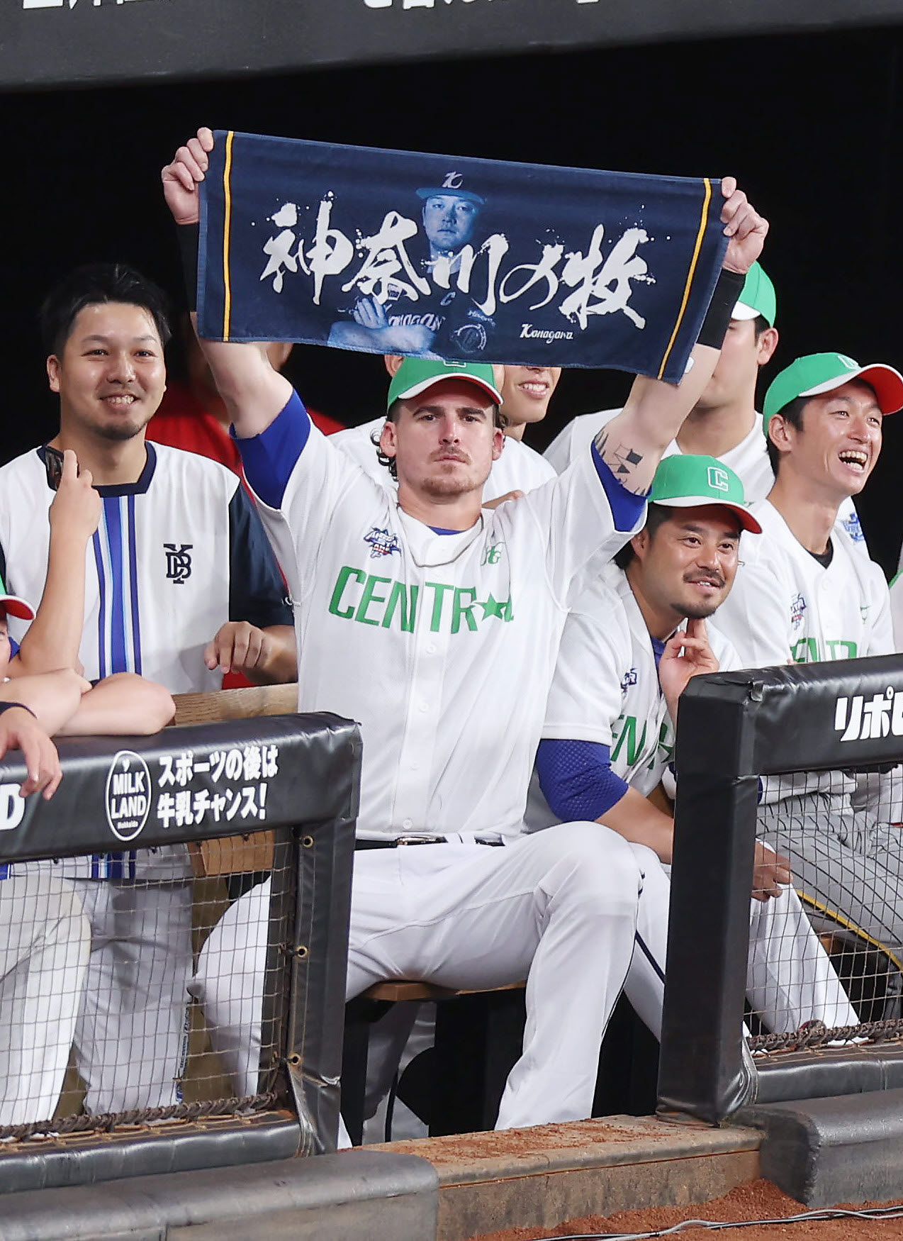 全パ対全セ　ホームランダービーでDeNA牧を応援するオースティン（撮影・前田充）