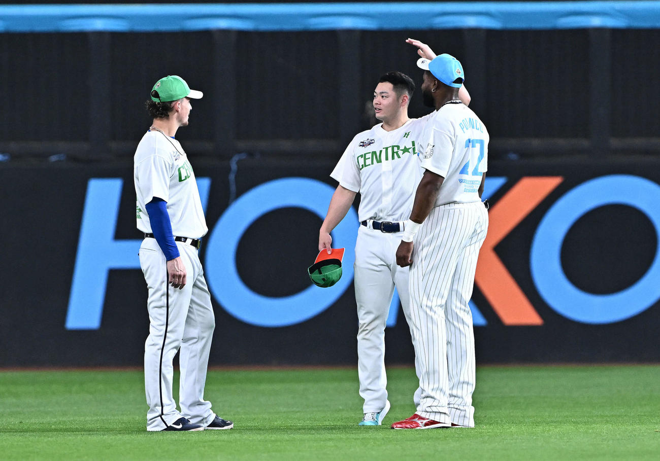 全パ対全セ　試合前練習で談笑するDeNAオースティン（左）、中日細川（中央）、ロッテ・ポランコ（撮影・滝沢徹郎）
