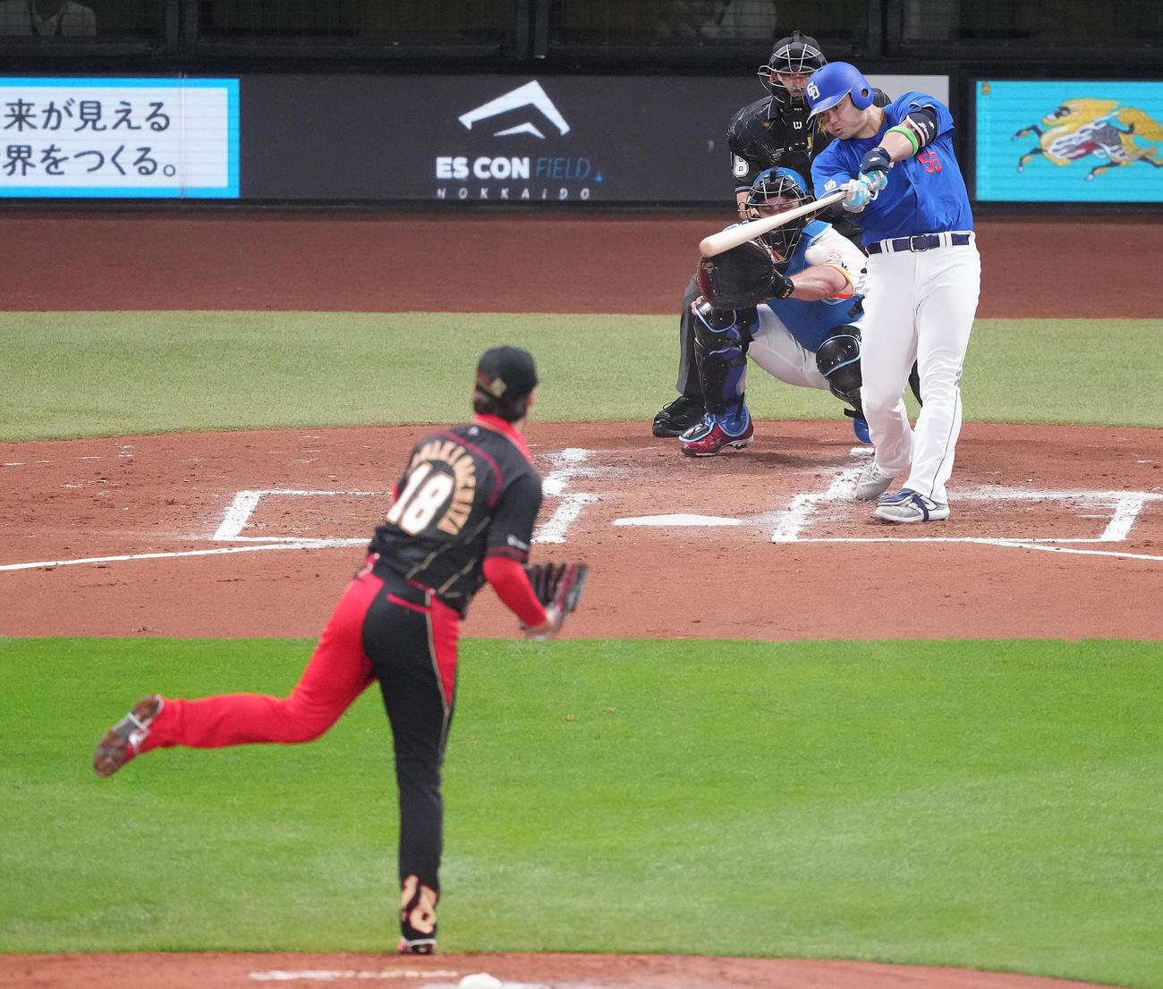全パ対全セ　2回表全セ無死一、三塁、左適時二塁打を放つ細川。投手山崎（撮影・鈴木みどり）