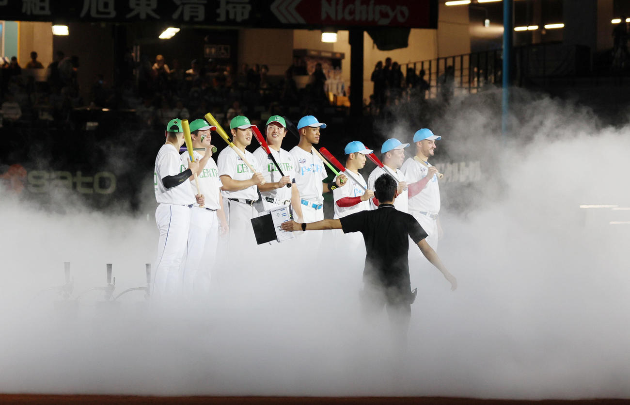 全パ対全セ　ホームラン競争出場選手紹介でスモークの間から顔を見せる左から細川、牧、岡本和、村上、万波、近藤、山川、マルティネス（撮影・加藤哉）