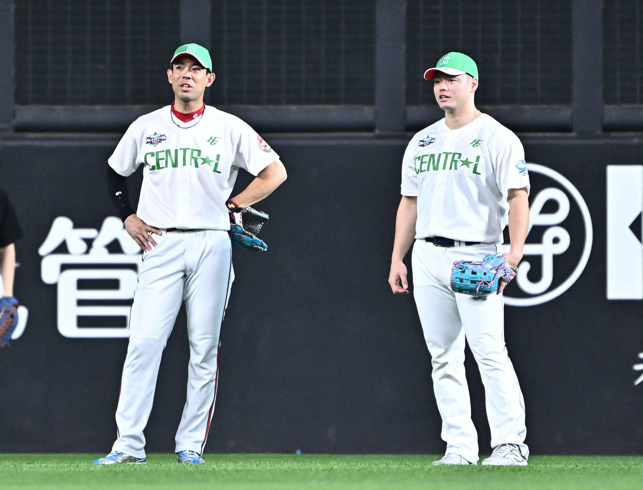 全パ対全セ　試合前に左翼の守備に就く広島秋山（左）と中日細川（撮影・滝沢徹郎）