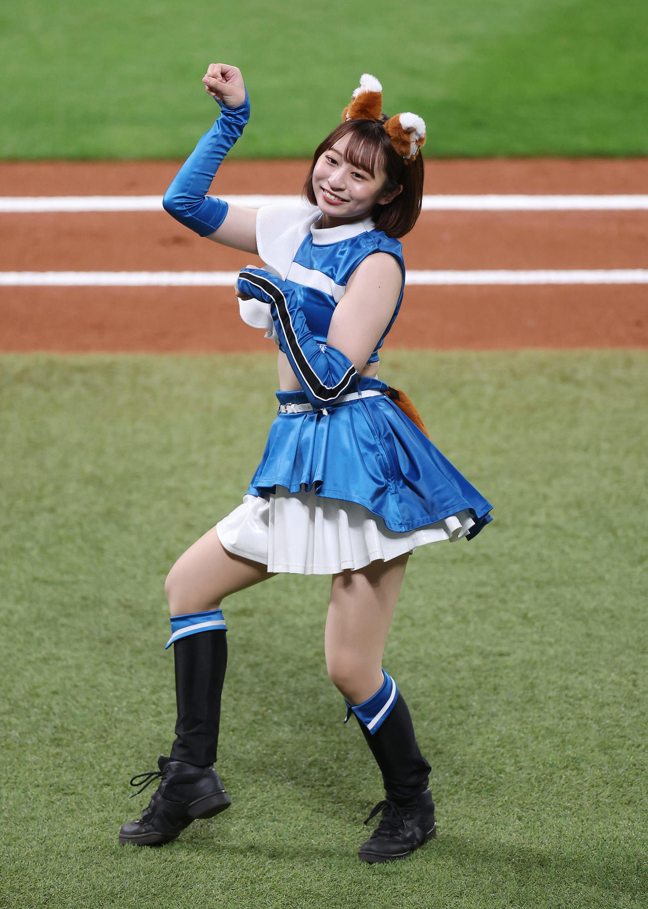 全パ対全セ　2回を終え、「きつねダンス」で盛り上げるファイターズガール（撮影・前田充）