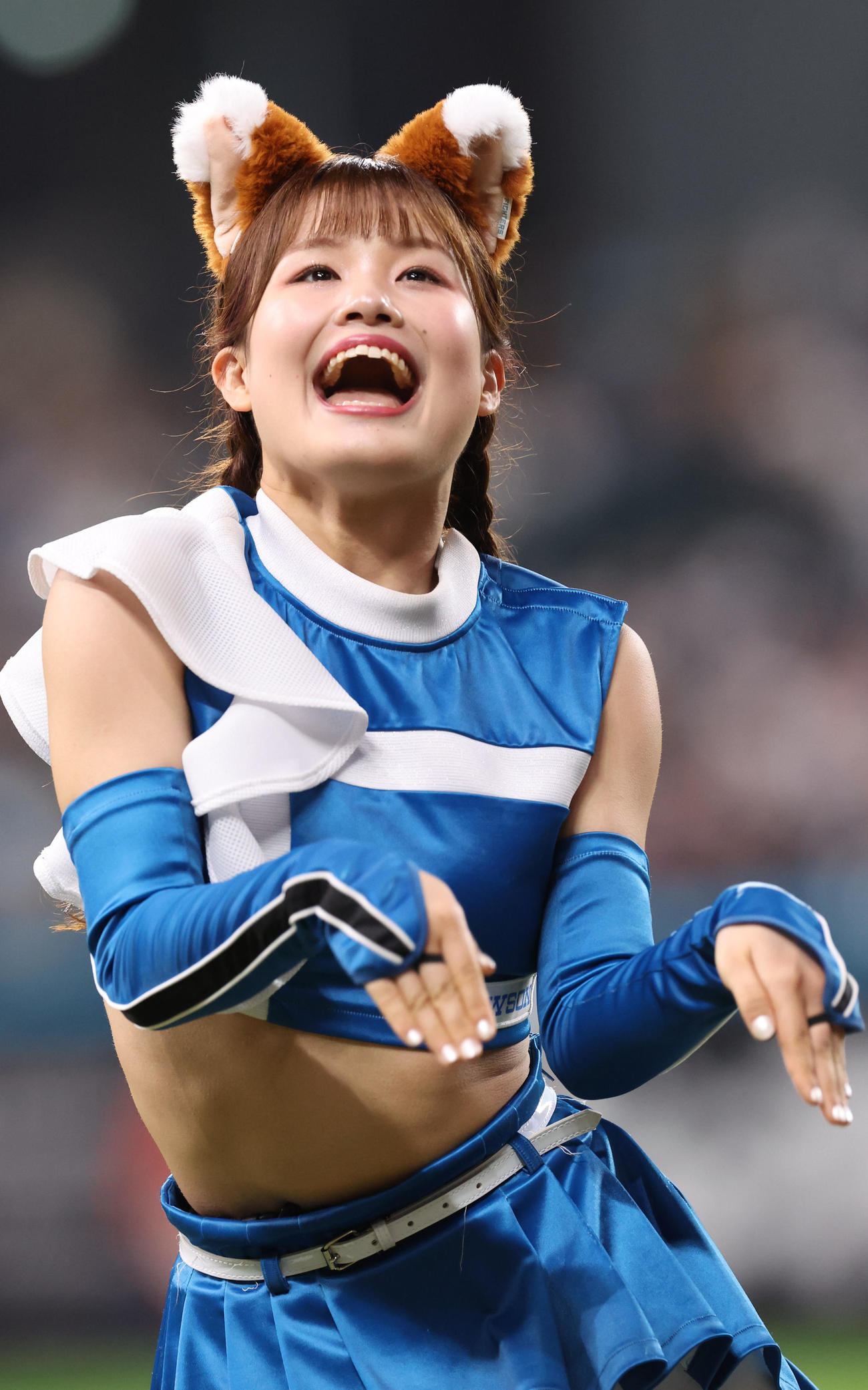 「きつねダンス」を踊るファイターズガール（2024年6月16日撮影）