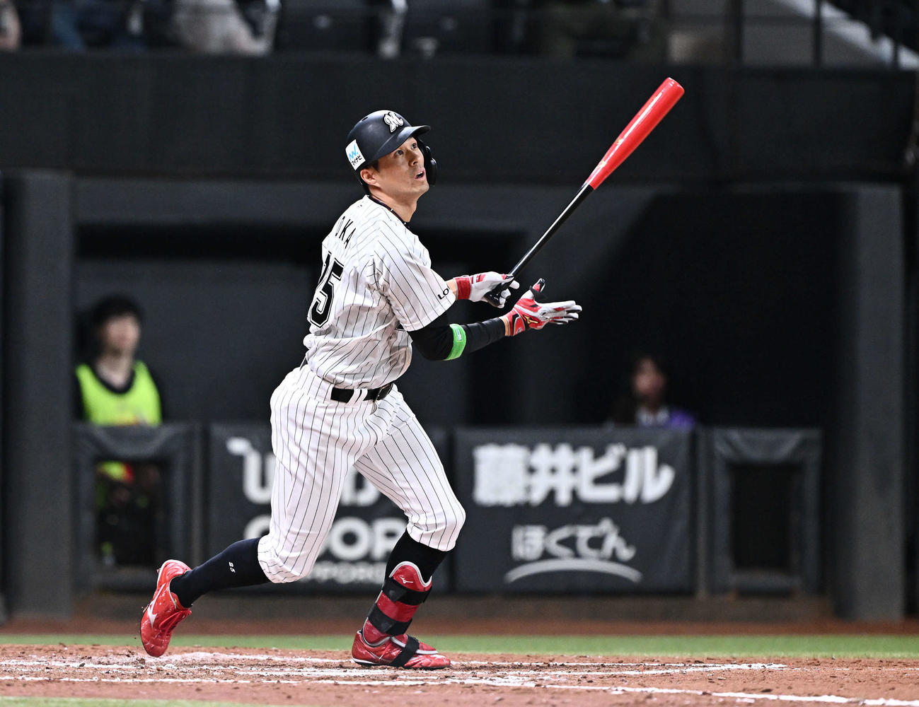 全パ対全セ　2回裏全パ2死、岡は右越えソロ本塁打を放つ（撮影・滝沢徹郎）