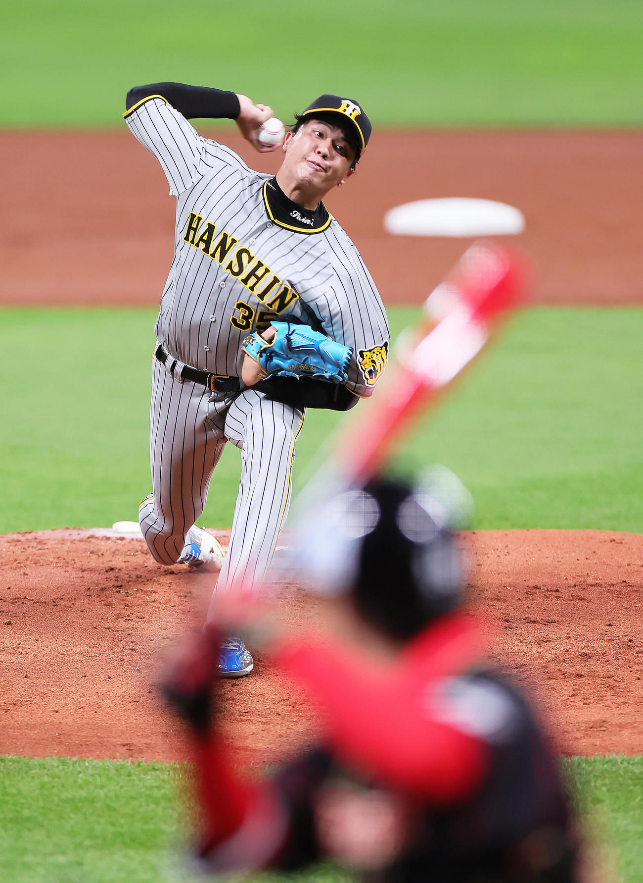 全パ対全セ　全セ先発の阪神才木。打者日本ハム山崎（撮影・足立雅史）