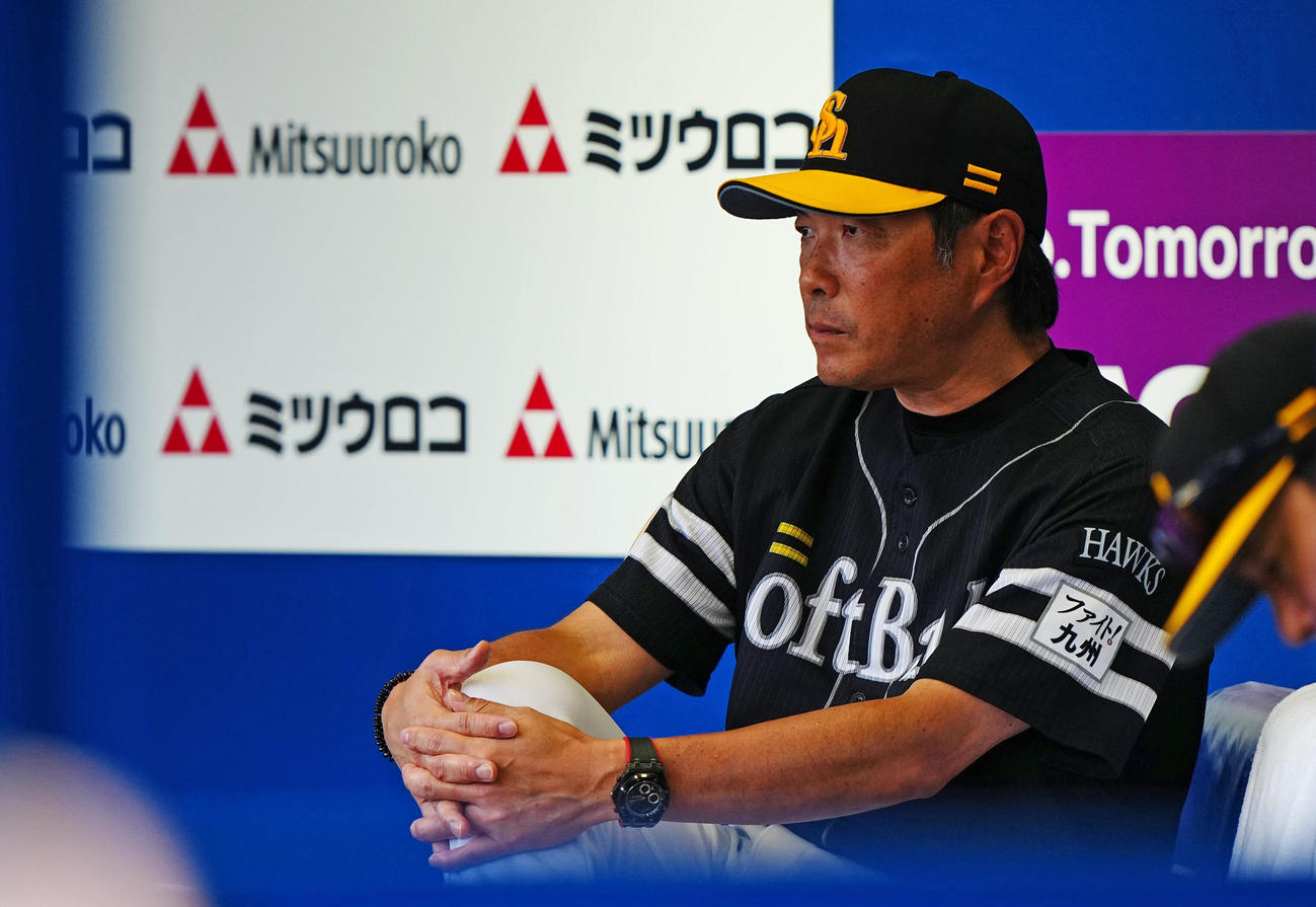 6月9日、DeNA戦で厳しい表情のソフトバンク小久保監督