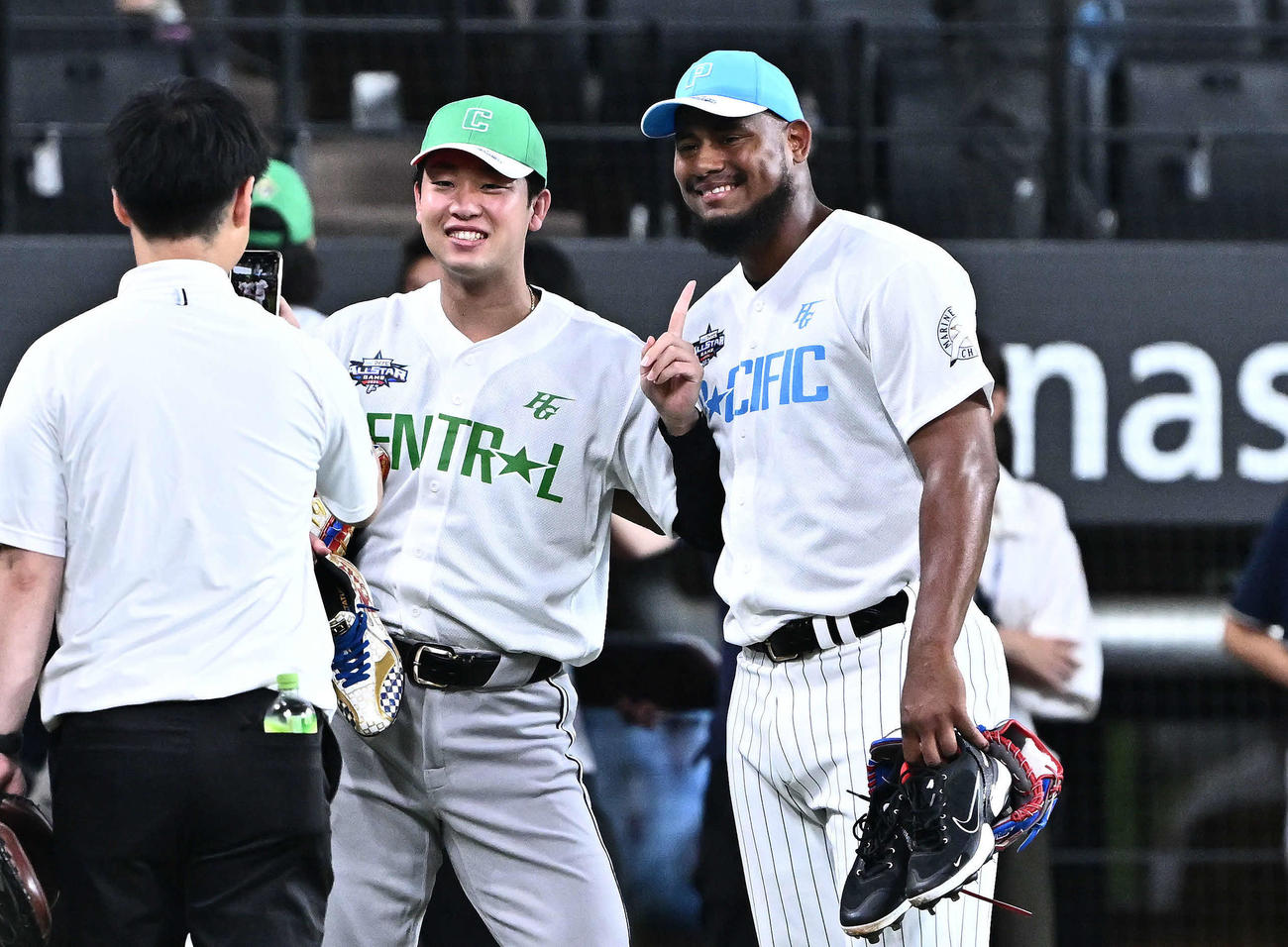 全パ対全セ　試合前練習で記念撮影する巨人山崎伊（左）とロッテ・メルセデス（撮影・滝沢徹郎）