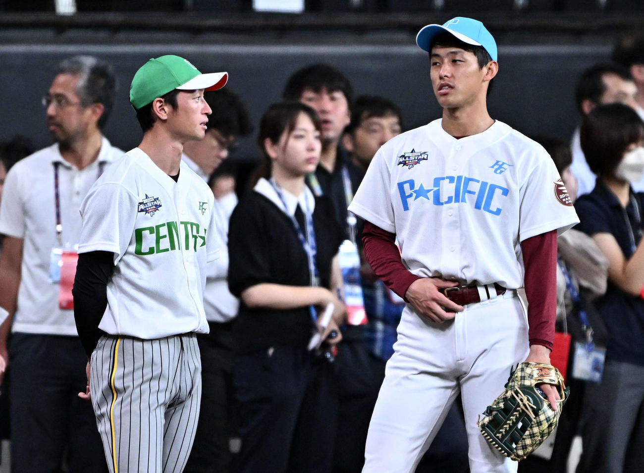 全パ対全セ　試合前練習で談笑する阪神近本（左）と楽天辰己（撮影・滝沢徹郎）