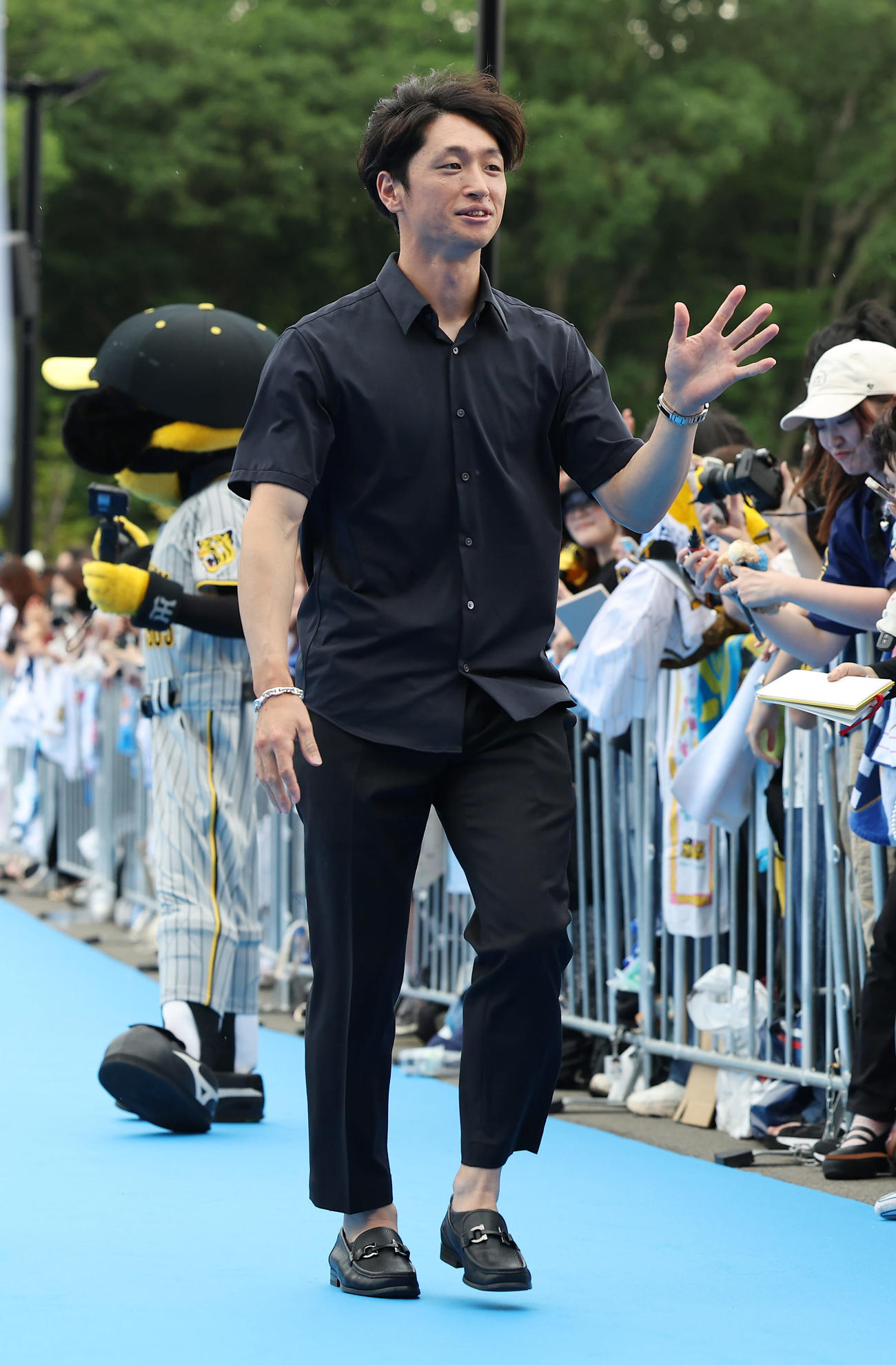 全パ対全セ　試合前のブルーカーペットショーに臨む阪神近本（撮影・前田充）