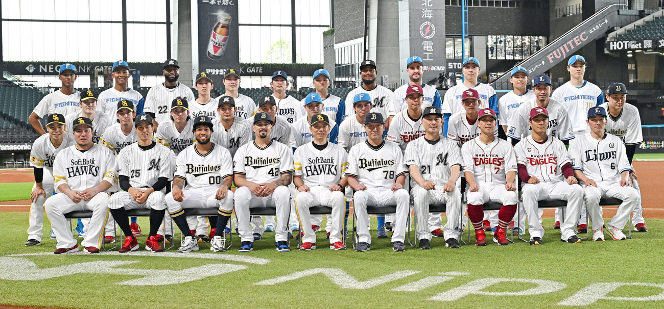 全パ対全セ　試合前に記念撮影する全パの選手たち。前列左から山川、岡、エスピノーザ、マチャド、小久保コーチ、中嶋監督、吉井コーチ、鈴木大、則本、源田。中列左から近藤、有原、栗原、周東、佐藤、鈴木、河野、上川畑、藤井、辰己、外崎、紅林。後列左から万波、水谷、ポランコ、大津、松本裕、今井、郡司、メルセデス、マルティネス、田中正、田宮、山崎（撮影・滝沢徹郎）