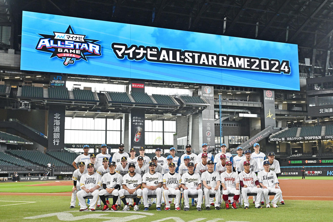 全パ対全セ　試合前に記念撮影する全パの選手たち。前列左から山川、岡、エスピノーザ、マチャド、小久保コーチ、中嶋監督、吉井コーチ、鈴木大、則本、源田。中列左から近藤、有原、栗原、周東、佐藤、鈴木、河野、上川畑、藤井、辰己、外崎、紅林。後列左から万波、水谷、ポランコ、大津、松本裕、今井、郡司、メルセデス、マルティネス、田中正、田宮、山崎（撮影・滝沢徹郎）