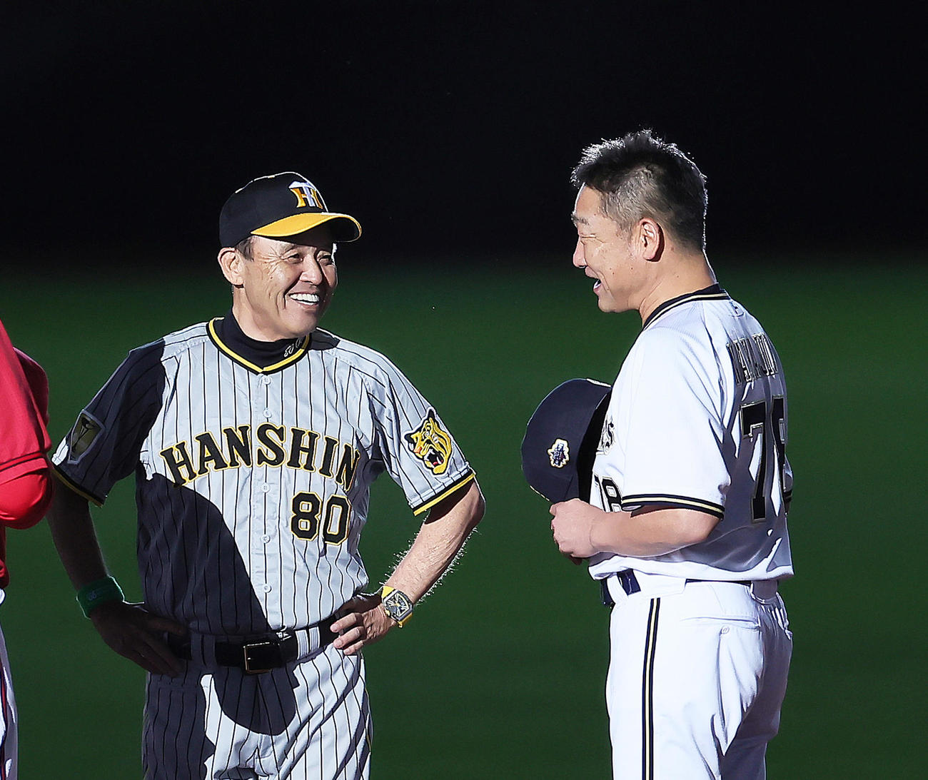 全パ対全セ　試合前に笑顔で会話を交わす阪神岡田監督（左）とオリックス中嶋監督（撮影・足立雅史）