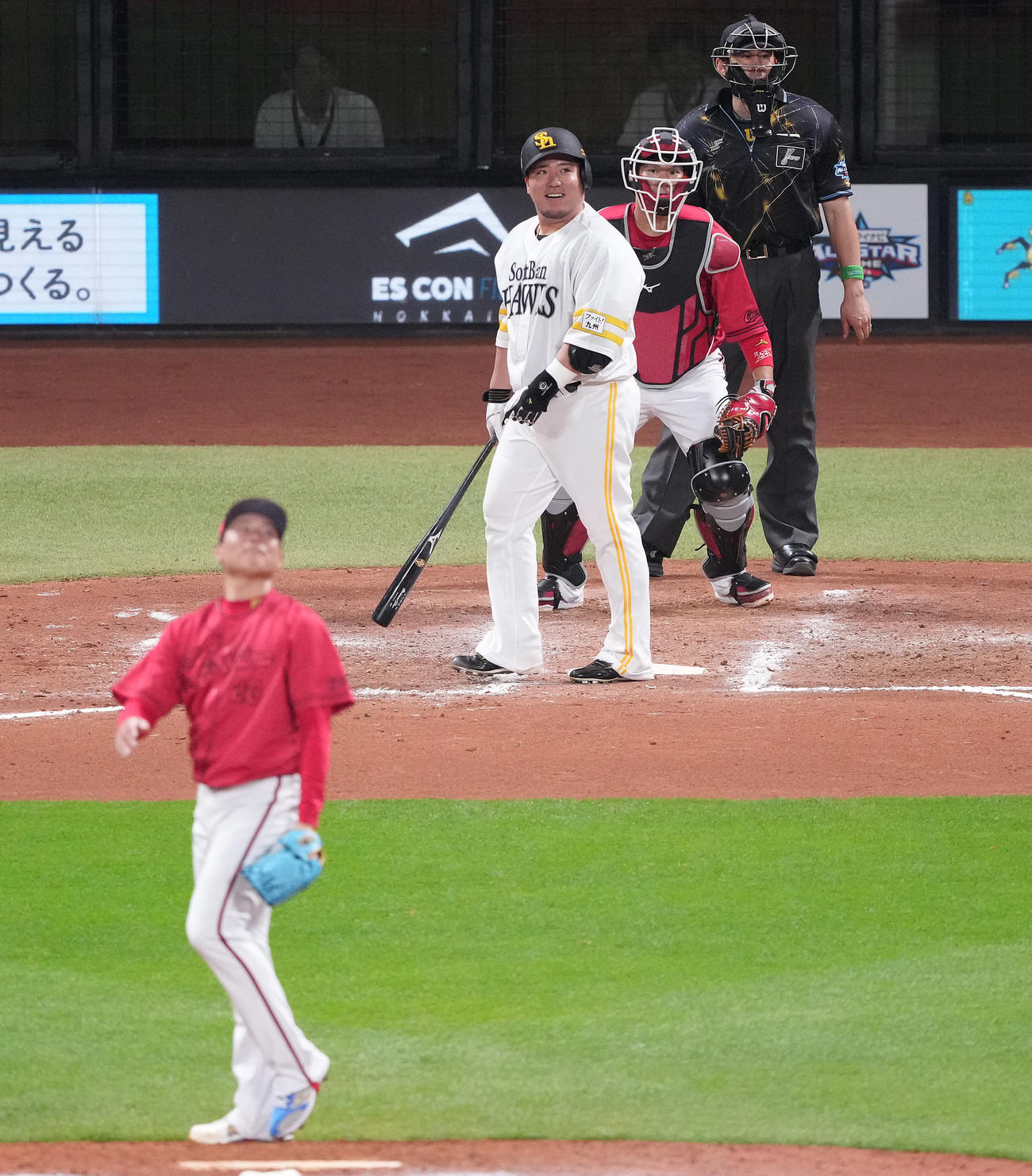 全パ対全セ　8回裏全パ1死一、三塁、左越え3点本塁打を放つ山川。投手栗林（撮影・鈴木みどり）