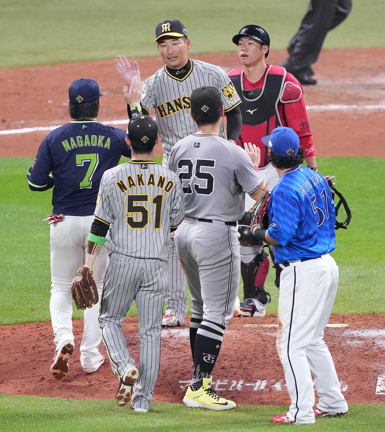 全パ対全セ　全パに勝利し、タッチを交わす岩崎（中央）ら全セナイン（撮影・鈴木みどり）