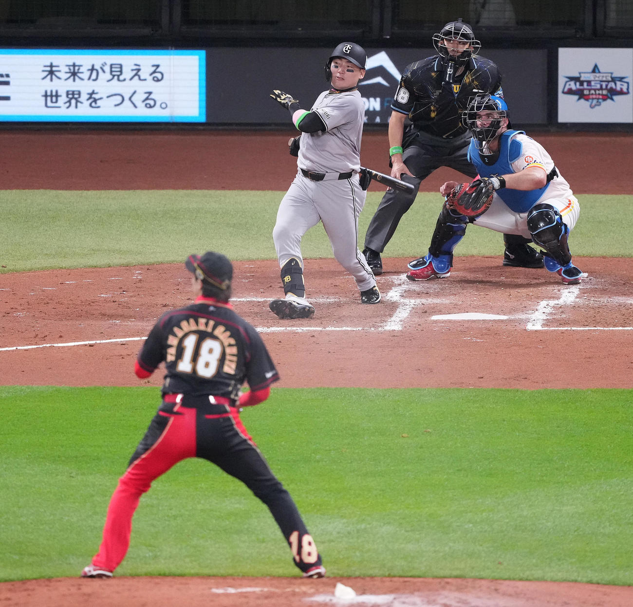 全パ対全セ　2回表全セ2死三塁、右越え2点本塁打を放つ丸。投手山崎（撮影・鈴木みどり）