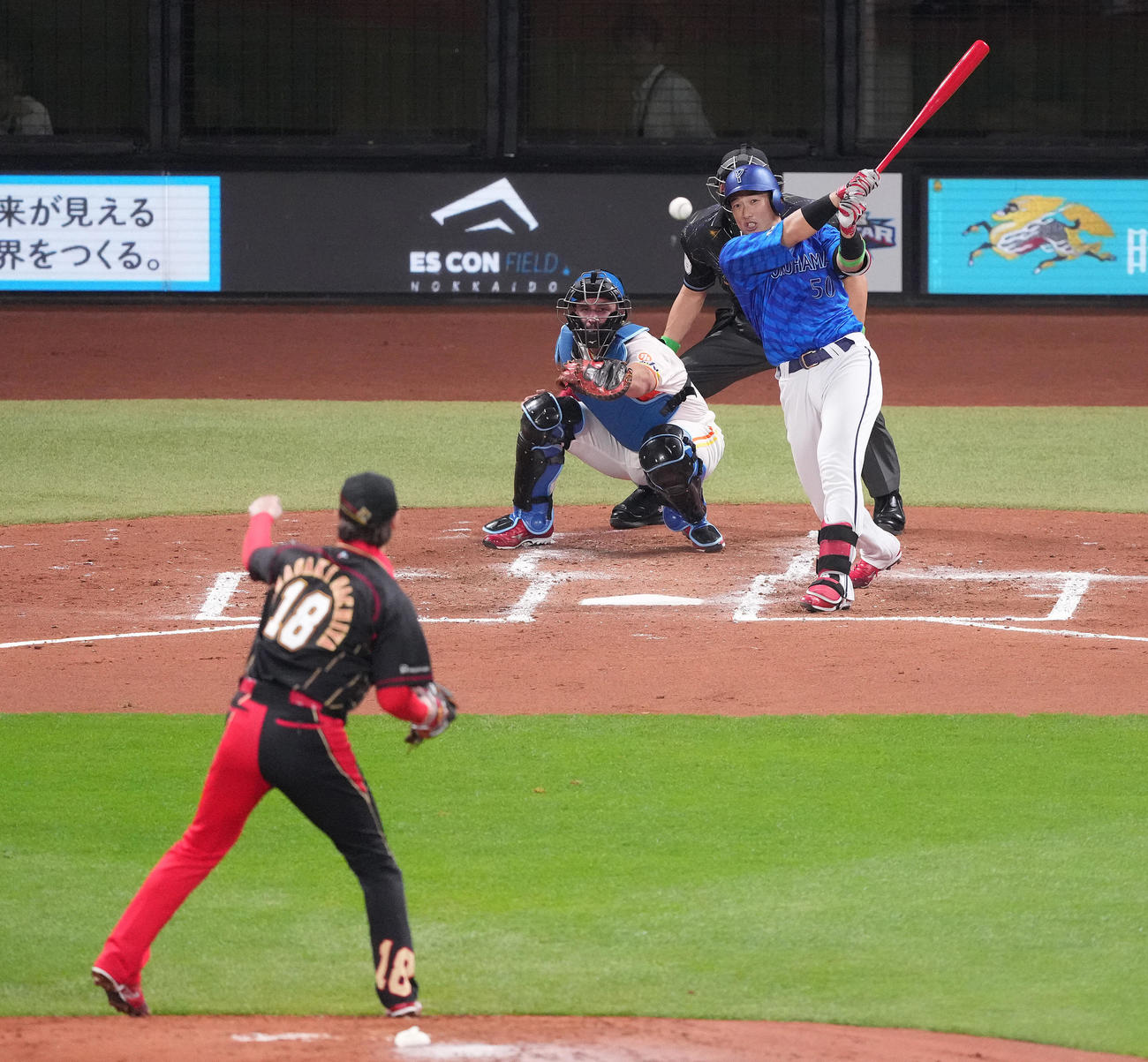 全パ対全セ　2回表全セ1死三塁、中適時二塁打を放つ山本。投手山崎（撮影・鈴木みどり）