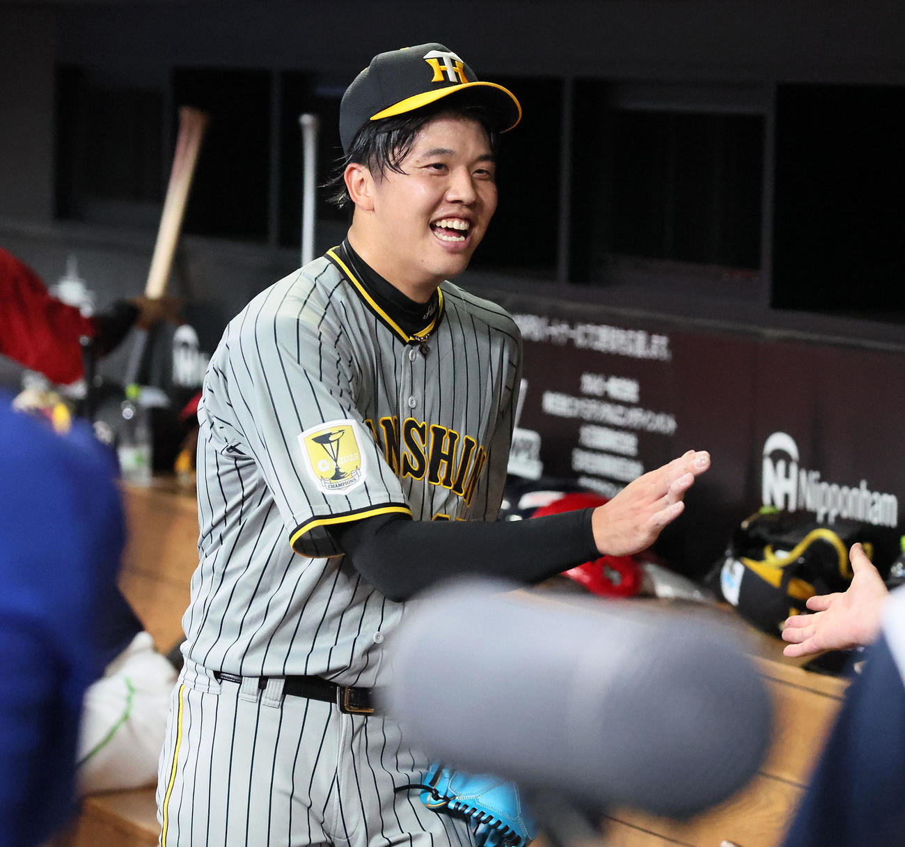 全パ対全セ　1回裏を無失点で終えナインと笑顔でタッチする才木（撮影・加藤哉）