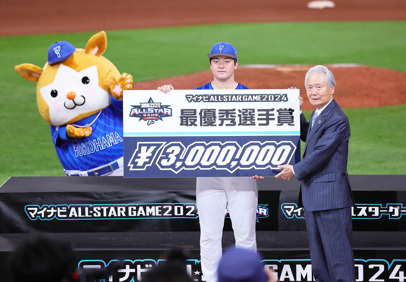 全パ対全セ　最優秀選手賞を受章した全セ牧（撮影・足立雅史）